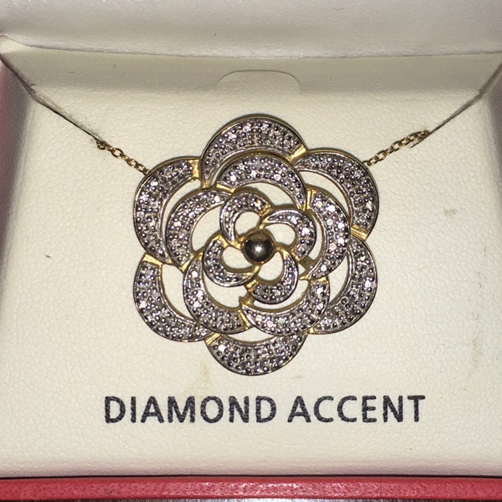 Ladies rose shaped pendant with diamond accent